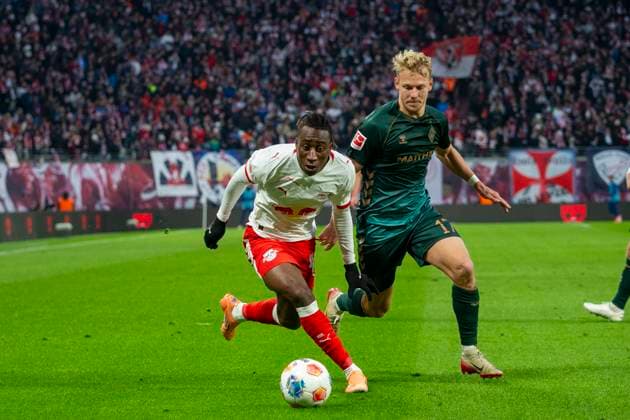 GER, Leipzig, Football, DFL Bundesliga, Matchday 11, RB Leipzig vs Werder Bremen pictured from l Yan Diomande RB Leipzig 49 , Marco Gruell Werder Bremen 17 , duel, 23 11 2025, Red Bull Arena Leipzig DFL DFB REGULATIONS PROHIBIT ANY USE OF PHOTOGRAPHS AS IMAGE SEQUENCES AND OR QUASI VIDEO, Copyright: HMBxMedia PaulxFritz