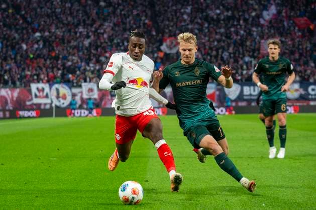 GER, Leipzig, Football, DFL Bundesliga, Matchday 11, RB Leipzig vs Werder Bremen pictured from l Yan Diomande RB Leipzig 49 , Marco Gruell Werder Bremen 17 , duel, 23 11 2025, Red Bull Arena Leipzig DFL DFB REGULATIONS PROHIBIT ANY USE OF PHOTOGRAPHS AS IMAGE SEQUENCES AND OR QUASI VIDEO, Copyright: HMBxMedia PaulxFritz