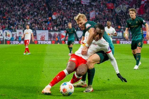 GER, Leipzig, Football, DFL Bundesliga, Matchday 11, RB Leipzig vs Werder Bremen pictured from l Yan Diomande RB Leipzig 49 , Marco Gruell Werder Bremen 17 , duel, 23 11 2025, Red Bull Arena Leipzig DFL DFB REGULATIONS PROHIBIT ANY USE OF PHOTOGRAPHS AS IMAGE SEQUENCES AND OR QUASI VIDEO, Copyright: HMBxMedia PaulxFritz