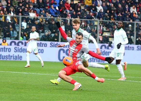 Cremonese Antonio Sanabria during the Serie A soccer match between Cremonese and Roma at the Giovanni Zini in Cremona, north west Italy - Domenica, 23 Novembre 2025. - Soccer .  Copyright: xAlbertoxMariani LaPressex