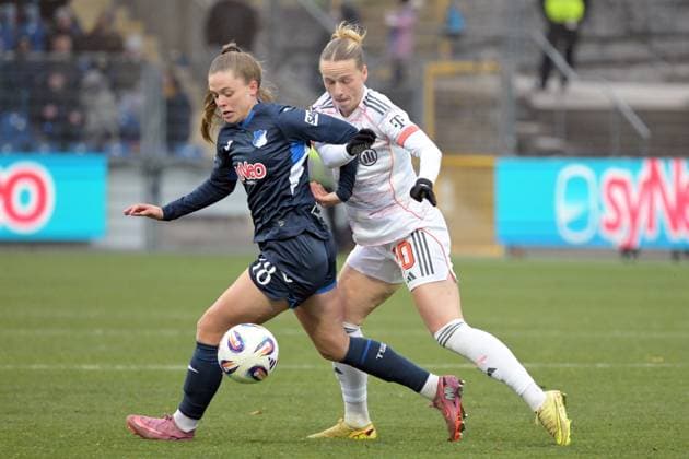 Valesca Ampoorter TSG 1899 Hoffenheim, 18 in duel with Franziska Kett FC Bayern Muenchen, 20 GER, TSG 1899 Hoffenheim vs FC Bayern Muenchen , Football, Google Pixel Frauen Bundesliga, Saison 2025 2026, 23 11 2025 DFB DFL regulations prohibit any use of photographs as image sequences and or quasi video GER, TSG 1899 Hoffenheim vs FC Bayern Muenchen , Football, Google Pixel Frauen Bundesliga, Saison 2025 2026, 23 11 2025 Hoffenheim Copyright: xEibner-Pressefoto TobiasxBaurx EP_TBR
