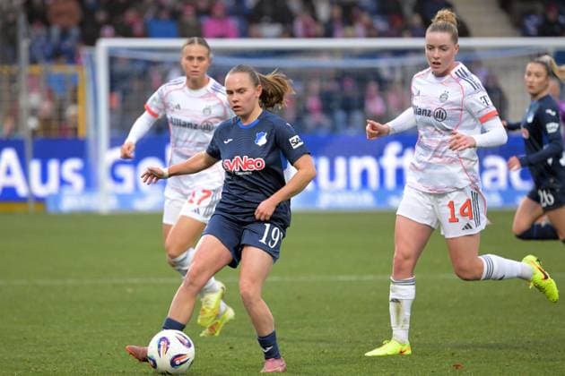 Marie Steiner TSG 1899 Hoffenheim, 19 in duel with Alara FC Bayern Muenchen, 14 GER, TSG 1899 Hoffenheim vs FC Bayern Muenchen , Football, Google Pixel Frauen Bundesliga, Saison 2025 2026, 23 11 2025 DFB DFL regulations prohibit any use of photographs as image sequences and or quasi video GER, TSG 1899 Hoffenheim vs FC Bayern Muenchen , Football, Google Pixel Frauen Bundesliga, Saison 2025 2026, 23 11 2025 Hoffenheim Copyright: xEibner-Pressefoto TobiasxBaurx EP_TBR