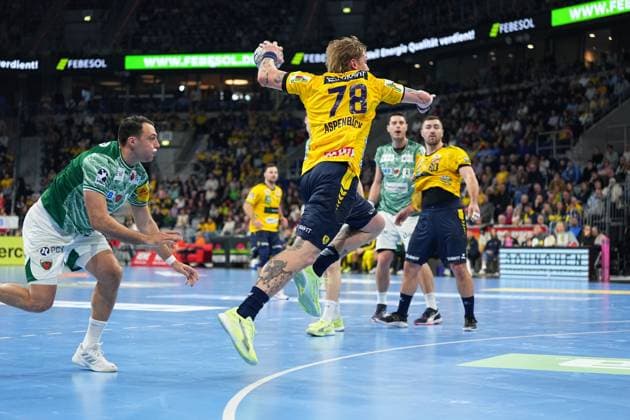 Edwin Aspenbäck 78 Rhein Neckar Löwen jumps for the throw while Jannik Kohlbacher 80 Rhein Neckar Löwen and Mijajlo Marseni 93 Füchse Berlin defend 1 Handball Bundesliga Rhein Neckar Löwen vs Füchse Berlin 23 11 2025 Copyright: xSpeedshotx