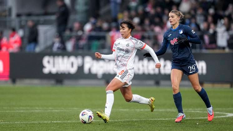 v li Momoko Tanikawa FCB, 18 , Selina Cerci TSG, 29 , duel, duel, tackle, tackling, dynamics, action, action, 23 11 2025, Sinsheim Hoffenheim Germany , Football, Google Pixel Women Bundesliga, TSG 1899 Hoffenheim FC Bayern Munich, DFB DFL REGULATIONS PROHIBIT ANY USE OF PHOTOGRAPHS AS IMAGE SEQUENCES AND OR QUASI VIDEO xozx