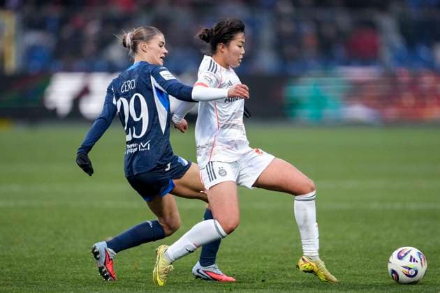 v li Selina Cerci TSG, 29 , Momoko Tanikawa FCB, 18 , duel, duel, tackle, tackling, dynamics, action, action, 23 11 2025, Sinsheim Hoffenheim Germany , Football, Google Pixel Women Bundesliga, TSG 1899 Hoffenheim FC Bayern Munich, DFB DFL REGULATIONS PROHIBIT ANY USE OF PHOTOGRAPHS AS IMAGE SEQUENCES AND OR QUASI VIDEO xozx