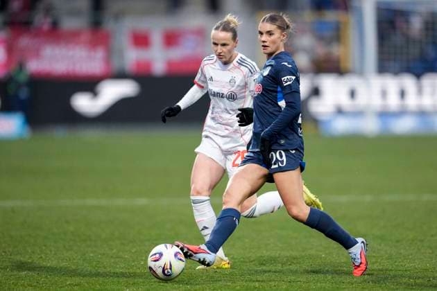 v li Franziska Kett FCB, 20 , Selina Cerci TSG, 29 , duel, duel, tackle, tackling, dynamics, action, action, 23 11 2025, Sinsheim Hoffenheim Germany , Football, Google Pixel Women Bundesliga, TSG 1899 Hoffenheim FC Bayern Munich, DFB DFL REGULATIONS PROHIBIT ANY USE OF PHOTOGRAPHS AS IMAGE SEQUENCES AND OR QUASI VIDEO xozx
