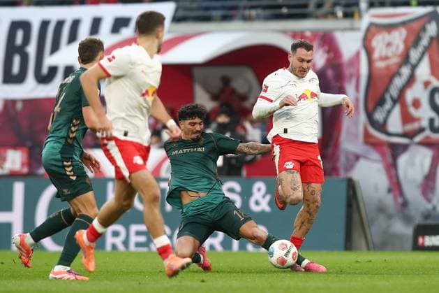 23 11 2025, xtgx, Soccer 1 Bundesliga RB Leipzig SV Werder Bremen emspor, v l Cameron Puertas Bremen, 18 , David Raum Leipzig, 22 duel, duel, fight, tackle DFL DFB REGULATIONS PROHIBIT ANY USE OF PHOTOGRAPHS as IMAGE SEQUENCES and or QUASI VIDEO Leipzig
