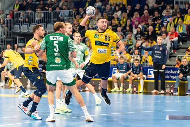 23 11 2025, xdaymx, Handball Daikin HBL, Rhein Neckar Loewen Füchse Berlin Torabschluss Jannik Kohlbacher RNL DFL DFB REGULATIONS PROHIBIT ANY USE OF PHOTOGRAPHS as IMAGE SEQUENCES and or QUASI VIDEO Mannheim