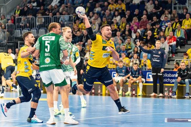 23 11 2025, xdaymx, Handball Daikin HBL, Rhein Neckar Loewen Füchse Berlin Torabschluss Jannik Kohlbacher RNL DFL DFB REGULATIONS PROHIBIT ANY USE OF PHOTOGRAPHS as IMAGE SEQUENCES and or QUASI VIDEO Mannheim