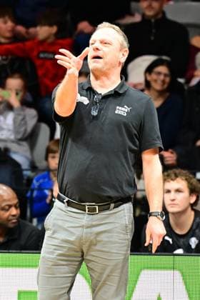 23 11 2025 Basketball Season 2025 2026 2 Bundesliga Pro A 10 Matchday Nuremberg Falcons Basketball Club NBC BBC Bayreuth AlSch xalxscx Ralph Junge Trainer Headcoach Nuremberg Falcons BC NBC indicates gestures directs gives instructions