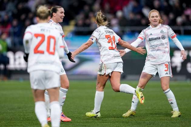 from left Franziska Kett FCB, 20 , Vanessa Gilles FCB, 2 , goal scorer Georgia Stanway FCB, 31 , Stine Ballisager Pedersen FCB, 3 , players of FC Bayern Munich, cheer about the goal to 1 1, jubilation, goal celebration, celebrate the goal, goal, celebration, cheers about the goal, rejoice, joy, rejoices, optimistic, positive, game scene, highlight, action, 23 11 2025, Sinsheim Hoffenheim Germany , football, Google Pixel Women Bundesliga, TSG 1899 Hoffenheim FC Bayern Munich, DFB DFL REGULATIONS PROHIBIT ANY USE OF PHOTOGRAPHS AS IMAGE SEQUENCES AND OR QUASI VIDEO xozx