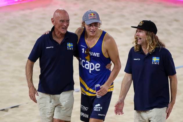 Beach volleyball, Beachvolleyball World Championship, WM, Weltmeisterschaft David Ahman with coach Anders Kristiansson and coach Rasmus Jonsson (SWE) after v victory during the Men™s Final match of the Beach Volleyball World Championships at The Drive in Adelaide, Sunday, November 23, 2025. ( NO ARCHIVING, EDITORIAL USE ONLY ADELAIDE SOUTH AUSTRALIA AUSTRALIA  Copyright: xMATTxTURNERx 20251124160818744960
