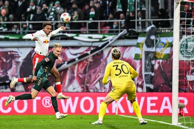 Soccer I Men I Season 2025 2026 I Bundesliga I Matchday 11 I RB Leipzig SV Werder Bremen I 23 11 2025 Forzan Assan Quedraogo 20, RB Leipzig jumps higher than Amos Pieper 5, SV Werder Bremen and gets a header on Mio Backhaus 30, SV Werder Bremen Leipzig Red Bull Arena Saxony Germany Copyright: xLobeca InesxHähnelx