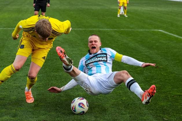Joel Bichsel 27 1 FC Saarbruecken fouls Thore Jacobsen 5 TSV 1860 Muenchen , there is penalty kick for TSV 1860, TSV 1860 Muenchen vs 1 FC Saarbruecken, Football, Dritte Liga, DFL, Saison 2025 2026, Hinrunde, 15 Spieltag, 23 11 2025 DFB regulations prohibit any use of photographs as image sequences and or quasi video Muenchen Bayern Deutschland Copyright: xkolbert-press MartinxAgüerax