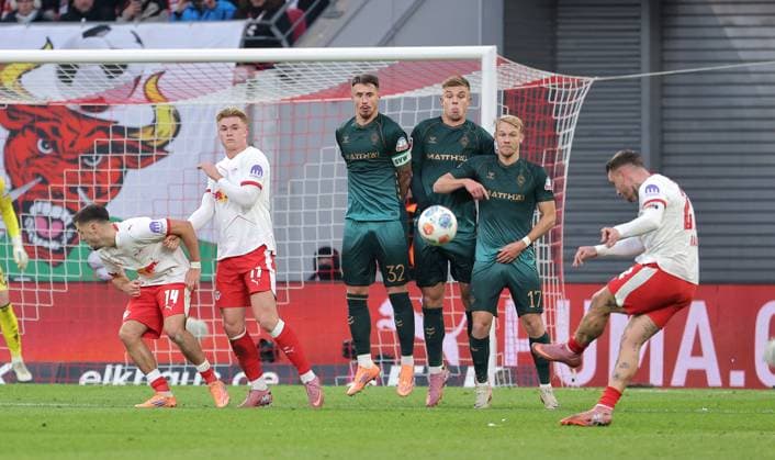 David Raum shoots a free kick duel Match scene Action Sport Football Soccer DFL Bundesliga Men 11 Matchday Season 2025 2026 23 11 2025 RasenBallsport RB Leipzig RBL vs SV Werder Bremen SVW at RedBull Arena DFL regulations prohibit any use of photographs as image sequences and or quasi video