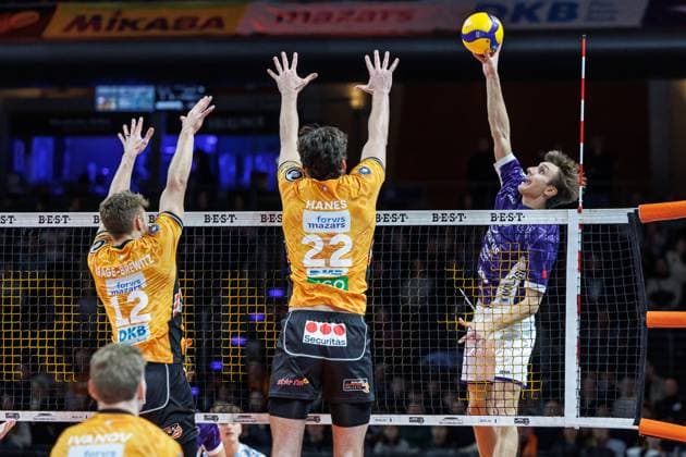 23 11 25, Berlin, Volleyball 1 Bundesliga, Men, Matchday 8, BR Volleys ASV Dachau, Max Schmeling Halle Will Kuhns from ASV Dachau fails to block Jake Hanes BR Volleys and Florian Krage Brewitz BR Volleys ASV Dachau