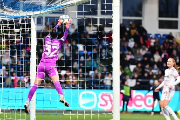 Ena Mahmutovic 32 FC Bayern Munich catches the ball in the penalty area while 3 TSG Hoffenheim Women is standing nearby Goalkeeper catches the ball Copyright: xspeedshotx