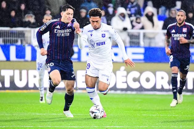 FOOTBALL : AJ Auxerre vs OL - Ligue 1 McDonalds - JournÃ e 13 - 23 11 2025 Martin Satriano (OL) Danny Namaso (AJ Auxerre) AuxerreFrance  Copyright: xBaptistexAutissierx