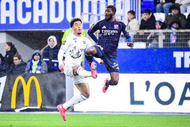 FOOTBALL : AJ Auxerre vs OL - Ligue 1 McDonalds - JournÃ e 13 - 23 11 2025 Ainsley Maitland-Niles (OL) Danny Namaso (AJ Auxerre) AuxerreFrance  Copyright: xBaptistexAutissierx