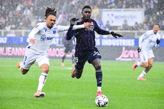FOOTBALL : AJ Auxerre vs OL - Ligue 1 McDonalds - JournÃ e 13 - 23 11 2025 Sekou Mara (AJ Auxerre) Moussa NiakhatÃ (OL) AuxerreFrance  Copyright: xBaptistexAutissierx