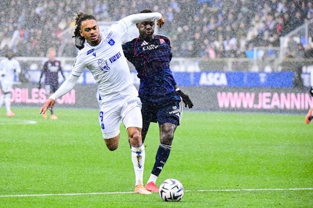 FOOTBALL : AJ Auxerre vs OL - Ligue 1 McDonalds - JournÃ e 13 - 23 11 2025 Sekou Mara (AJ Auxerre) Moussa NiakhatÃ (OL) AuxerreFrance  Copyright: xBaptistexAutissierx