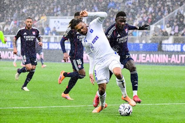 FOOTBALL : AJ Auxerre vs OL - Ligue 1 McDonalds - JournÃ e 13 - 23 11 2025 Sekou Mara (AJ Auxerre) Moussa NiakhatÃ (OL) AuxerreFrance  Copyright: xBaptistexAutissierx