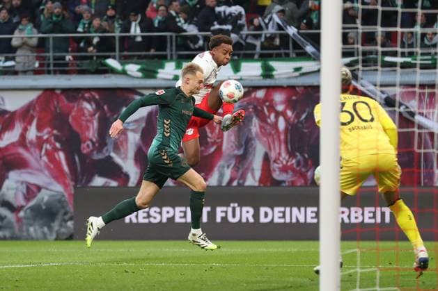 23 11 2025, xtgx, Football 1 Bundesliga RB Leipzig SV Werder Bremen emspor, v l Amos Pieper Bremen, 5 , Assan Ouedraogo Leipzig, 20 duel, duel, fight, tackle DFL DFB REGULATIONS PROHIBIT ANY USE OF PHOTOGRAPHS as IMAGE SEQUENCES and or QUASI VIDEO Leipzig
