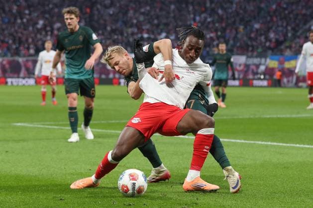 23 11 2025, xtgx, Football 1 Bundesliga RB Leipzig SV Werder Bremen emspor, v l Yan Diomande Leipzig, 49 , Marco Gruell Grüll, Bremen, 17 duel, duel, fight, tackle DFL DFB REGULATIONS PROHIBIT ANY USE OF PHOTOGRAPHS as IMAGE SEQUENCES and or QUASI VIDEO Leipzig