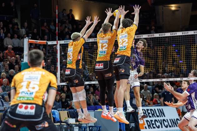 23 11 25, Berlin, Volleyball 1 Bundesliga, Men, Matchday 8, BR Volleys ASV Dachau, Max Schmeling Halle Alex King of ASV Dachau fails to block Jake Hanes BR Volleys , Florian Krage Brewitz and Ruben Schott BR Volleys BR Volleys ASV Dachau