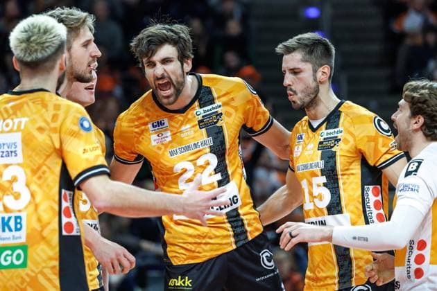 23 11 25, Berlin, Volleyball 1 Bundesliga, Men, Matchday 8, BR Volleys ASV Dachau, Max Schmeling Halle Jake Hanes BR Volleys is happy with his teammates about the point BR Volleys ASV Dachau