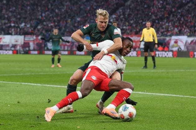 23 11 2025, xtgx, Football 1 Bundesliga RB Leipzig SV Werder Bremen emspor, v l Yan Diomande Leipzig, 49 , Marco Gruell Grüll, Bremen, 17 duel, duel, fight, tackle DFL DFB REGULATIONS PROHIBIT ANY USE OF PHOTOGRAPHS as IMAGE SEQUENCES and or QUASI VIDEO Leipzig