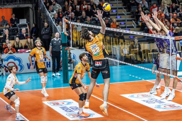 23 11 25, Berlin, Volleyball 1 Bundesliga, Men, Matchday 8, BR Volleys ASV Dachau, Max Schmeling Halle Jake Hanes BR Volleys plays the ball over the net BR Volleys ASV Dachau