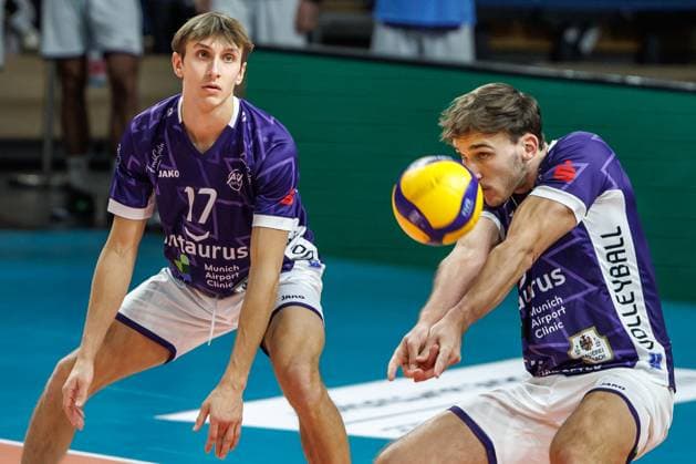 23 11 25, Berlin, Volleyball 1 Bundesliga, Men, Matchday 8, BR Volleys ASV Dachau, Max Schmeling Halle Dachaus Tobias Besenböck takes the ball BR Volleys ASV Dachau