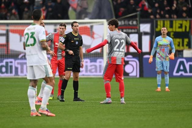 November 23, 2025, Cremona, Italy: The referee Giovanni Ayroldi (C) during the Italian Serie A soccer match between Us Cremonese and AS Roma at the Giovanni Zini stadium in Cremona, Italy, 23 November 2025. ANSA Gianluca Ricci Serie A; Cremonese Vs Roma  - ZUMAa110 20251123_zaf_a110_027 Copyright: xRiccixGianlucax