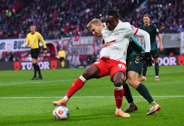 RB Leipzig Bremen Bundesliga Leipzig, 23 11 2025, Red Bull Arena, Soccer, Bundesliga, Matchday 11 , RB Leipzig vs SV Werder Bremen , In the picture duel Yan Diomande 49, RB Leipzig in front and Marco Grüll Gruell 17, Bremen , Picture Point
