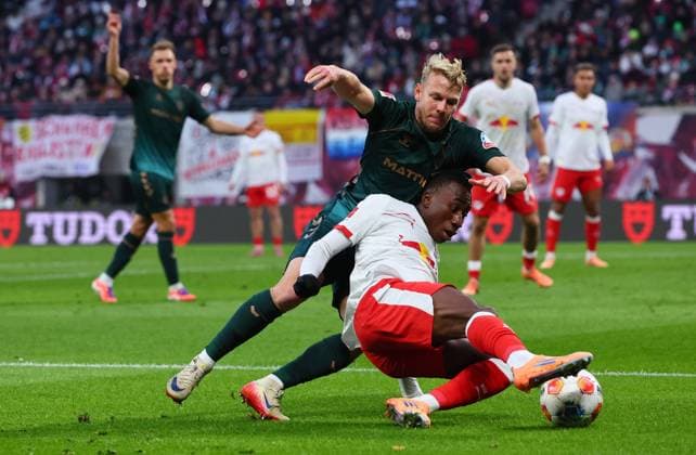 RB Leipzig Bremen Bundesliga Leipzig, 23 11 2025, Red Bull Arena, Soccer, Bundesliga, Matchday 11 , RB Leipzig vs SV Werder Bremen , In the picture duel Yan Diomande 49, RB Leipzig in front and Marco Grüll Gruell 17, Bremen , Picture Point