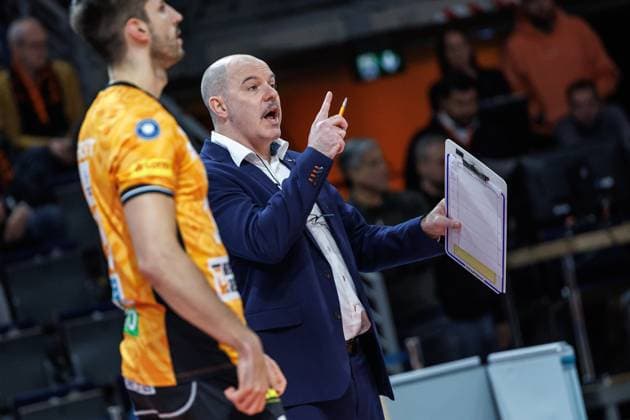 23 11 25, Berlin, Volleyball 1 Bundesliga, Men, Matchday 8, BR Volleys ASV Dachau, Max Schmeling Halle Coach Joel Banks BR Volleys gesticulating on the sidelines BR Volleys ASV Dachau