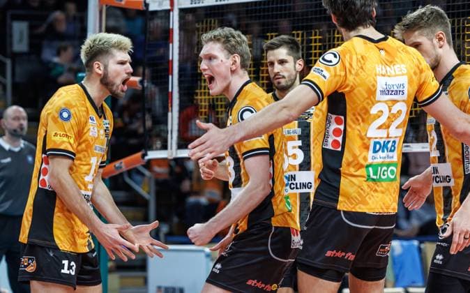 23 11 25, Berlin, Volleyball 1 Bundesliga, Men, Matchday 8, BR Volleys ASV Dachau, Max Schmeling Halle Ruben Schott BR Volleys and Fedor Ivanov BR Volleys are happy about the point BR Volleys ASV Dachau