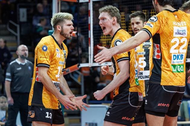 23 11 25, Berlin, Volleyball 1 Bundesliga, Men, Matchday 8, BR Volleys ASV Dachau, Max Schmeling Halle Ruben Schott BR Volleys and Fedor Ivanov BR Volleys are happy about the point BR Volleys ASV Dachau