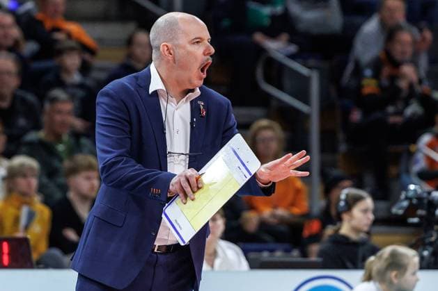 23 11 25, Berlin, Volleyball 1 Bundesliga, Men, Matchday 8, BR Volleys ASV Dachau, Max Schmeling Halle Coach Joel Banks BR Volleys gesticulating on the sidelines BR Volleys ASV Dachau