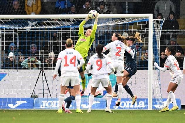 Laura Dick 1 TSG Hoffenheim Women catches the ball safely in the penalty area while players from FC Bayern Munich and TSG Hoffenheim Women fight for the ball Goalkeeper catches the ball Copyright: xspeedshotx