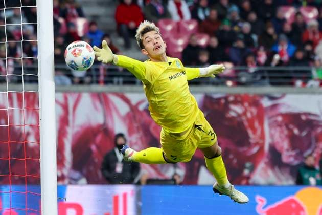 Torhueter Mio Backhaus Werder Bremen controls the ball, Bundesliga, RB Leipzig v SV Werder Bremen, Red Bull Arena, November 23, 2025 in Leipzig, Germany Photo by Marco Steinbrenner DeFodi Images Torhueter Mio Backhaus Werder Bremen controls the ball, Bundesliga, RB Leipzig v SV Werder Bremen, Red Bull Arena, November 23, 2025 in Leipzig, Germany Photo by Marco Steinbrenner DeFodi Images DFL regulations prohibit any use of photographs as image sequences and or quasi video