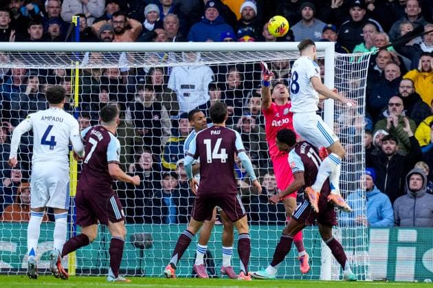 LEEDS, ENGLAND - NOVEMBER 23: Anton Stach of Leeds United scores his team s first goal past Aston Villa goalkeeper Emiliano Martinez during the Premier League match between Leeds United and Aston Villa at Elland Road on November 23, 2025 in Leeds, England. (Photo by Rene Nijhuis) SPO  Copyright: xRenexNijhuis