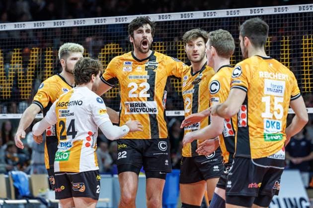 23 11 25, Berlin, Volleyball 1 Bundesliga, Men, Matchday 8, BR Volleys ASV Dachau, Max Schmeling Halle Jake Hanes BR Volleys is happy with his teammates about the point BR Volleys ASV Dachau