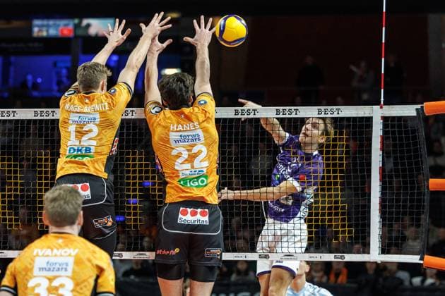 23 11 25, Berlin, Volleyball 1 Bundesliga, Men, Matchday 8, BR Volleys ASV Dachau, Max Schmeling Halle Alex King from ASV Dachau fails to block Jake Hanes BR Volleys and Florian Krage Brewitz BR Volleys ASV Dachau