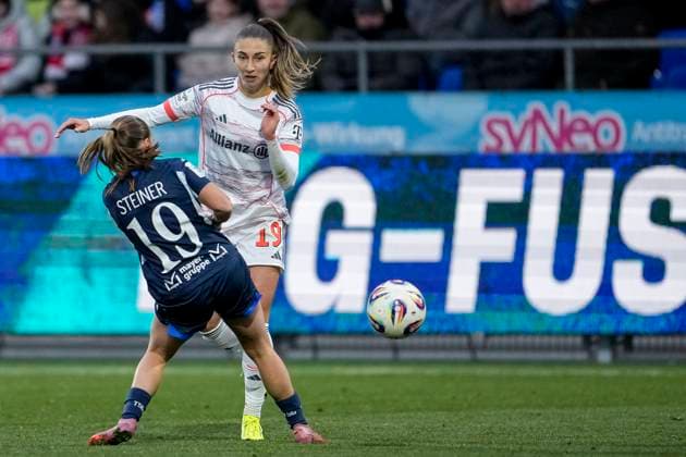 v li Marie Steiner TSG, 19 , Katharina Naschenweng FCB, 19 , duel, duel, tackle, tackling, dynamics, action, action, 23 11 2025, Sinsheim Hoffenheim Germany , Football, Google Pixel Women Bundesliga, TSG 1899 Hoffenheim FC Bayern Munich, DFB DFL REGULATIONS PROHIBIT ANY USE OF PHOTOGRAPHS AS IMAGE SEQUENCES AND OR QUASI VIDEO xozx