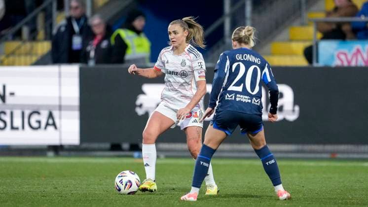 v li Georgia Stanway FCB, 31 , Laura Gloning TSG, 20 , duel, duel, tackle, tackling, dynamics, action, action, 23 11 2025, Sinsheim Hoffenheim Germany , football, Google Pixel Women Bundesliga, TSG 1899 Hoffenheim FC Bayern Munich, DFB DFL REGULATIONS PROHIBIT ANY USE OF PHOTOGRAPHS AS IMAGE SEQUENCES AND OR QUASI VIDEO xozx