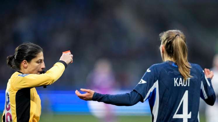 from left Dr Riem Hussein referee shows Lisann Kaut TSG, 4 the yellow red card, sending off, expulsion, second yellow card, highlight, action, action scene, 23 11 2025, Sinsheim Hoffenheim Germany , Football, Google Pixel Women Bundesliga, TSG 1899 Hoffenheim FC Bayern Munich, DFB DFL REGULATIONS PROHIBIT ANY USE OF PHOTOGRAPHS AS IMAGE SEQUENCES AND OR QUASI VIDEO xozx