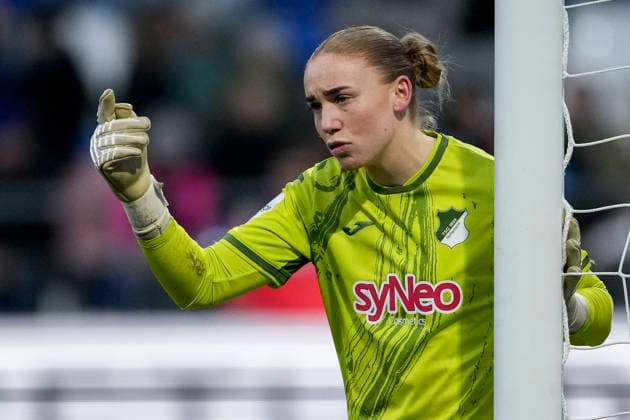 Laura Johanna Dick Goalkeeper, TSG, 1 , gives instructions, gestures, gesticulates with arms, single image, single photo, action, action, 23 11 2025, Sinsheim Hoffenheim Germany , Football, Google Pixel Women Bundesliga, TSG 1899 Hoffenheim FC Bayern Munich, DFB DFL REGULATIONS PROHIBIT ANY USE OF PHOTOGRAPHS AS IMAGE SEQUENCES AND OR QUASI VIDEO xozx