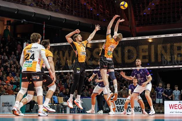 23 11 25, Berlin, Volleyball 1 Bundesliga, Men, Matchday 8, BR Volleys ASV Dachau, Max Schmeling Halle Jake Hanes BR Volleys plays the ball over the net BR Volleys ASV Dachau